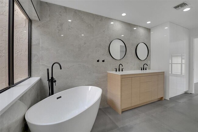 Building Photo - 7850 Villa Nova Dr