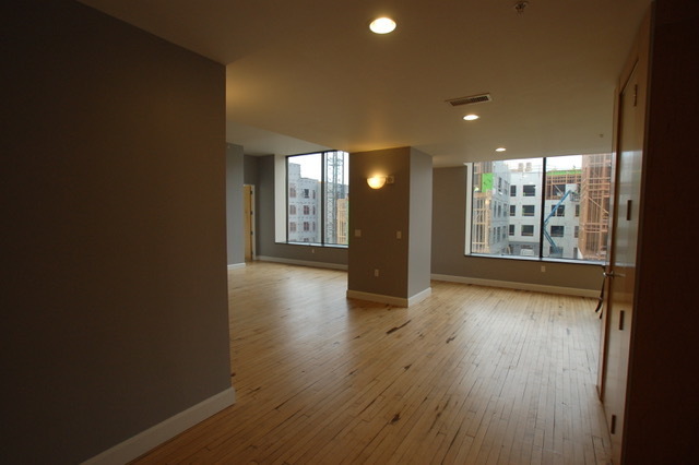 Building Photo - 2-Bedroom Unit Available in Downtown Columbus