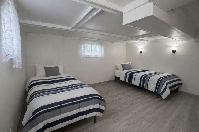 Building Photo - 290 Glenview Rd