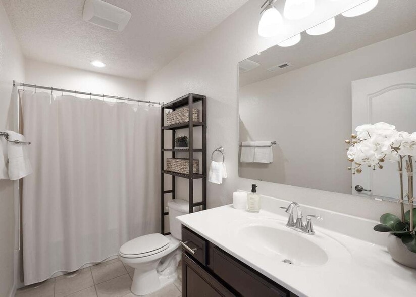 Upstairs hall bathroom - 10824 Arguello Trl NE