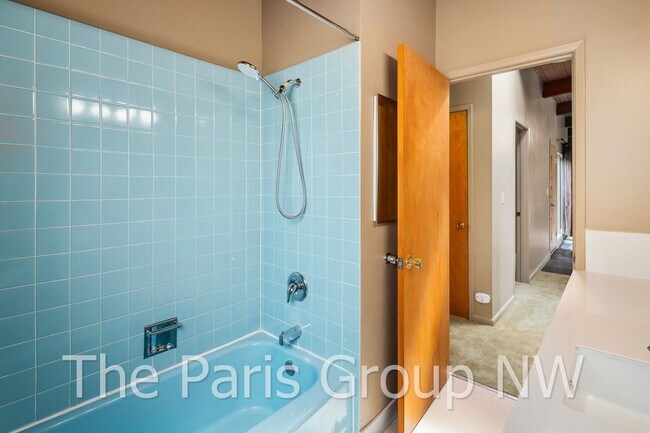 Building Photo - Extraordinary 4BR, 4200sf Mid Century Water View Home with Amazing Outdoor Spaces