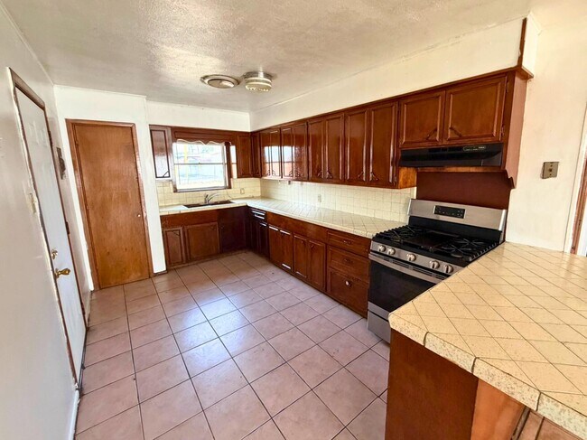 Building Photo - 1202 E San Carlos St