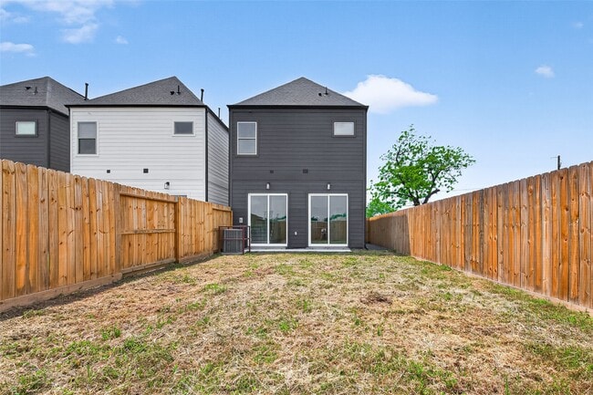 Building Photo - 7422 Maxroy St