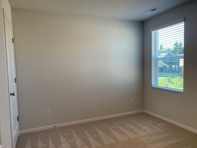 Building Photo - 4 BED/2.5 BATH PLUS A HUGE BONUS ROOM! HIGH END FINISHES! LARGE FENCED BACKYARD !