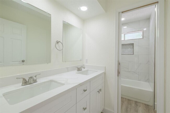 Building Photo - 1311 Sand Stone Dr