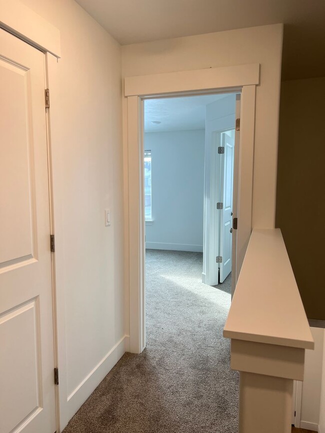 Building Photo - END UNIT - 3 BED 2.5 BATH LUXURY TOWNHOME ...