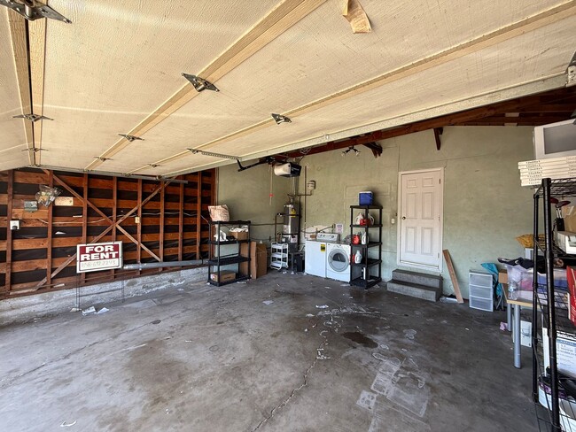 Building Photo - 5 Bedroom 3 Bath Home with a Great Yard!