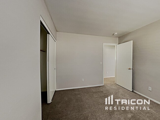 Building Photo - 43714 Cale Dr