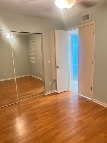 Building Photo - 1585 NE Beacon Dr