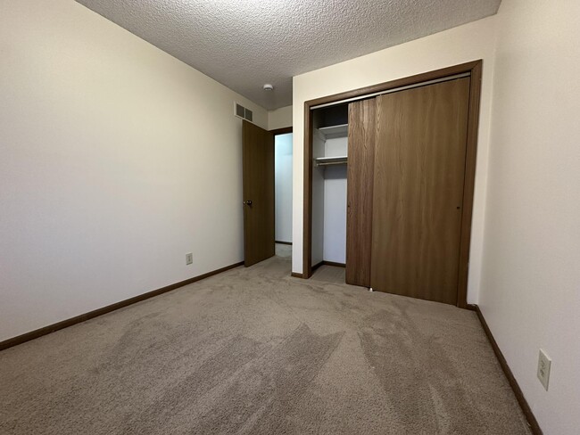 Building Photo - 926 W Belmont-