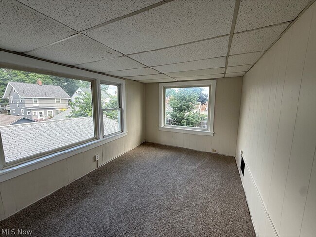 Building Photo - 301-303 Roslyn Ave NW