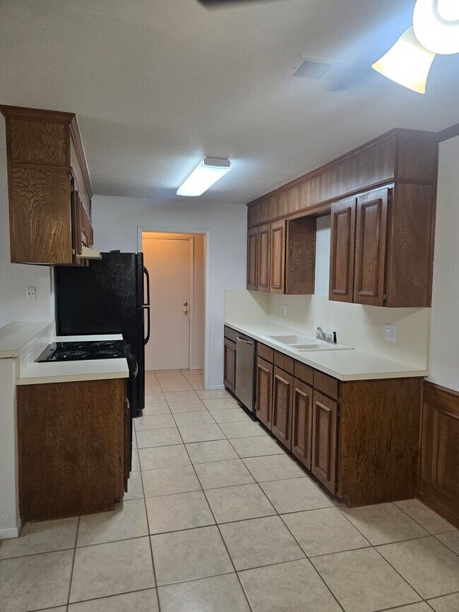 Building Photo - Affordable & Charming 2/1 Move in NOW!!!