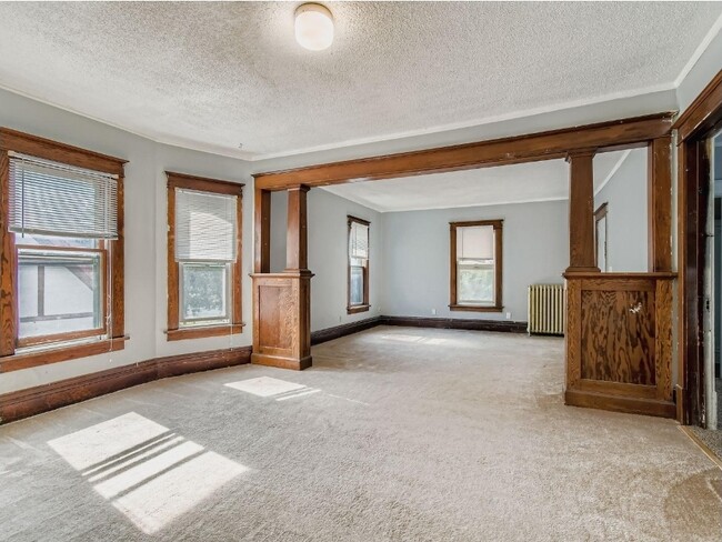 Building Photo - 597 Geranium Ave E