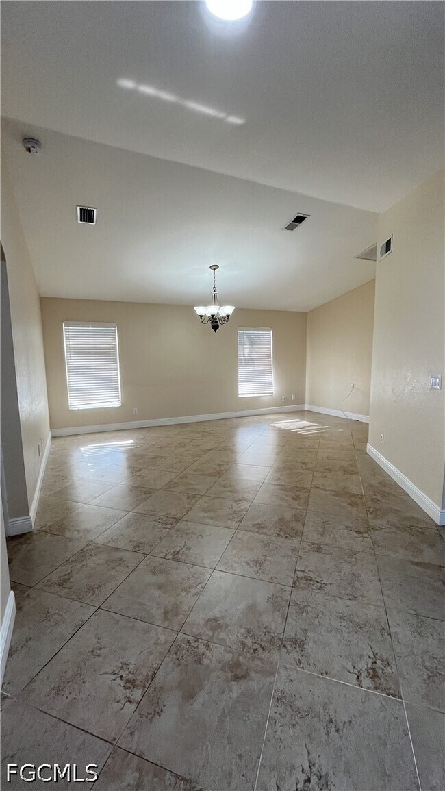 Building Photo - 213 SE 21st St