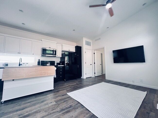 Building Photo - Partially Furnished ADU with Private Entra...