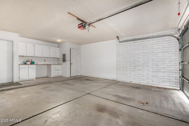 Building Photo - 5809 W Yucca St