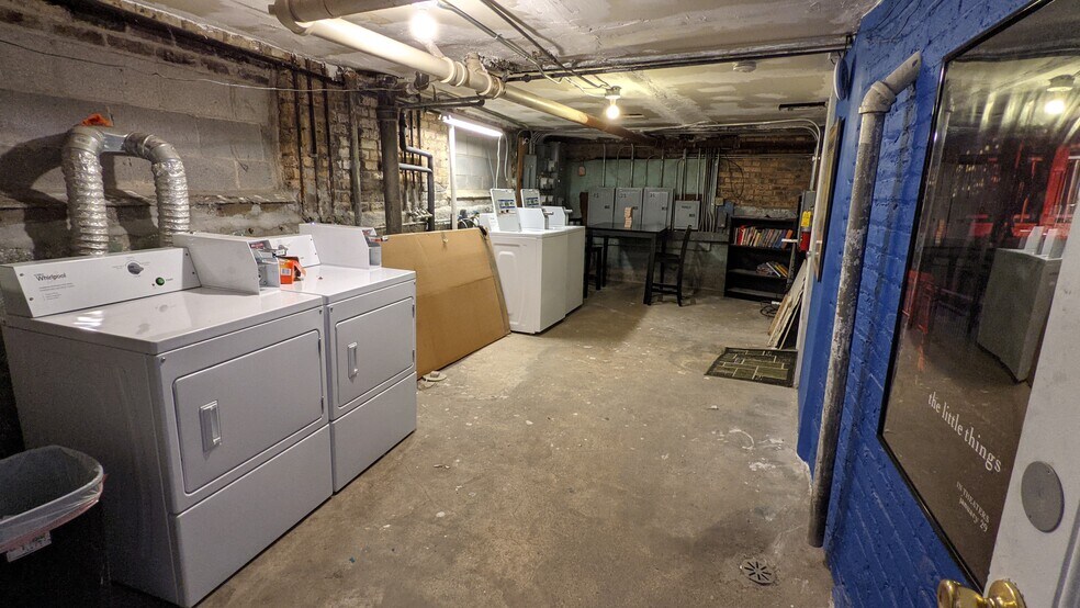 Building Photo - 7416 N Rogers Ave