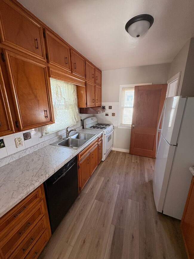 Building Photo - 3 Bedroom 1 Bathroom Single Family Home