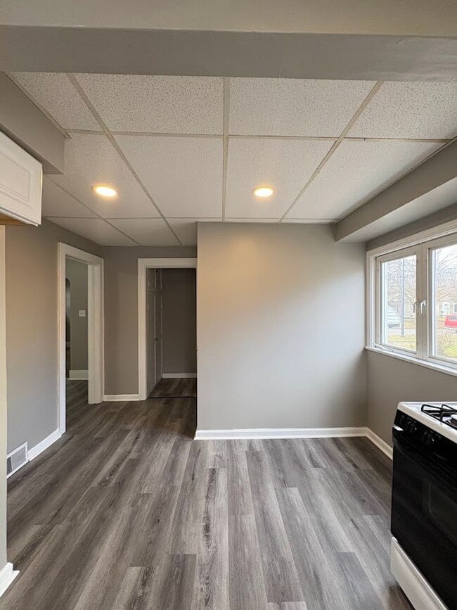 Building Photo - Large 4 bedrooms 1 full bathroom home for rent