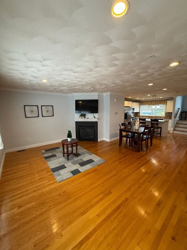 Building Photo - Beautiful Condo in Lynn– $3,000/mo