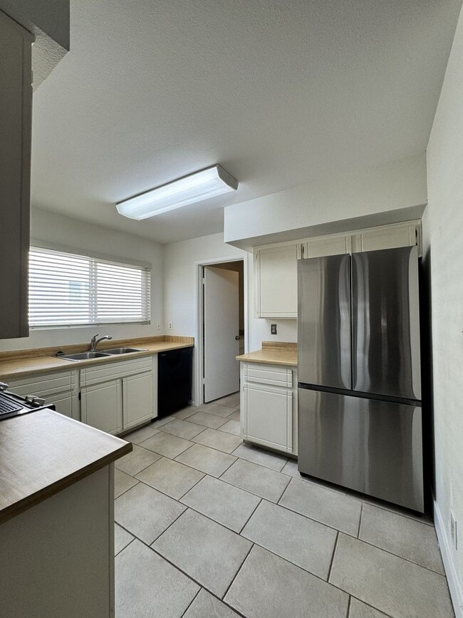 Building Photo - GOLF COURSE HOME W AMENITIES GALORE IN FOUNTAIN OF THE SUN 55+ COMMUNITY & COUNTRY CLUB