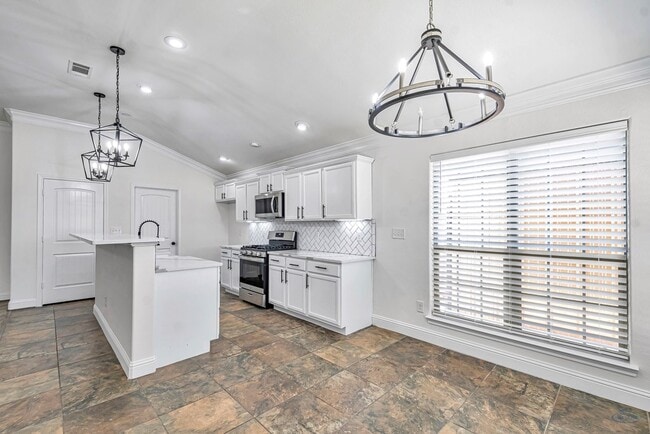 Building Photo - 410 E 97th St