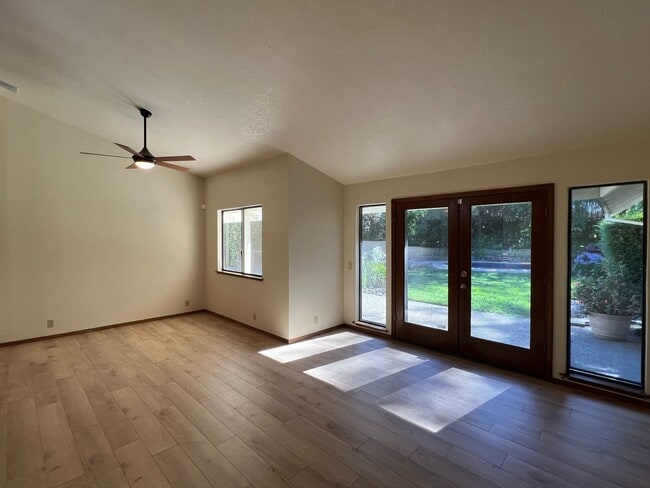 Building Photo - 3 BEDROOM/2 BATH EAST ROSEVILLE BEAUTY W/P...