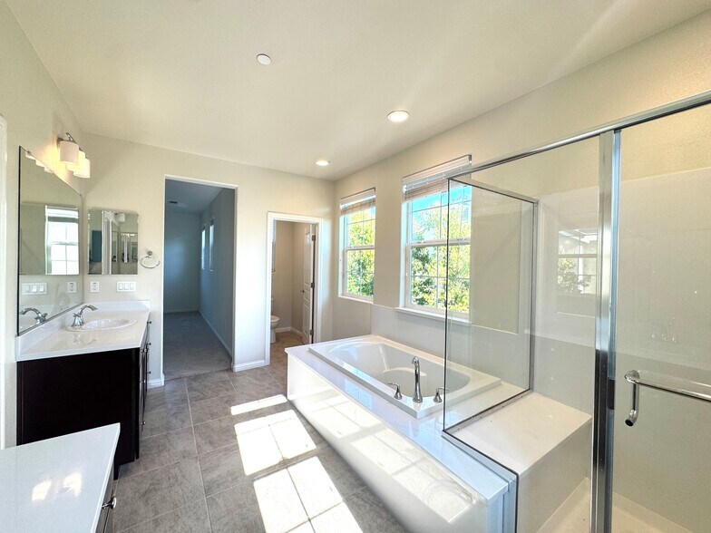 Building Photo - 2616 Admiral Cir