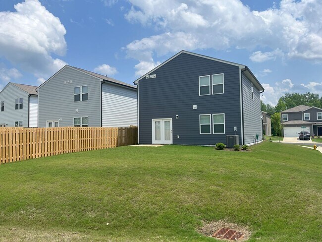 Building Photo - 1501 Rhodes Pond St