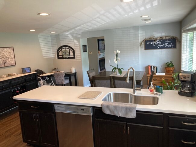 Building Photo - 165 Thistle Lea