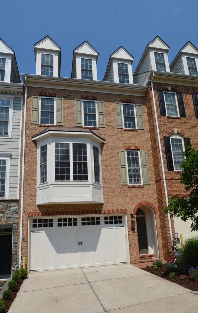 Building Photo - Beautiful Luxury TH with Deck & Patio!