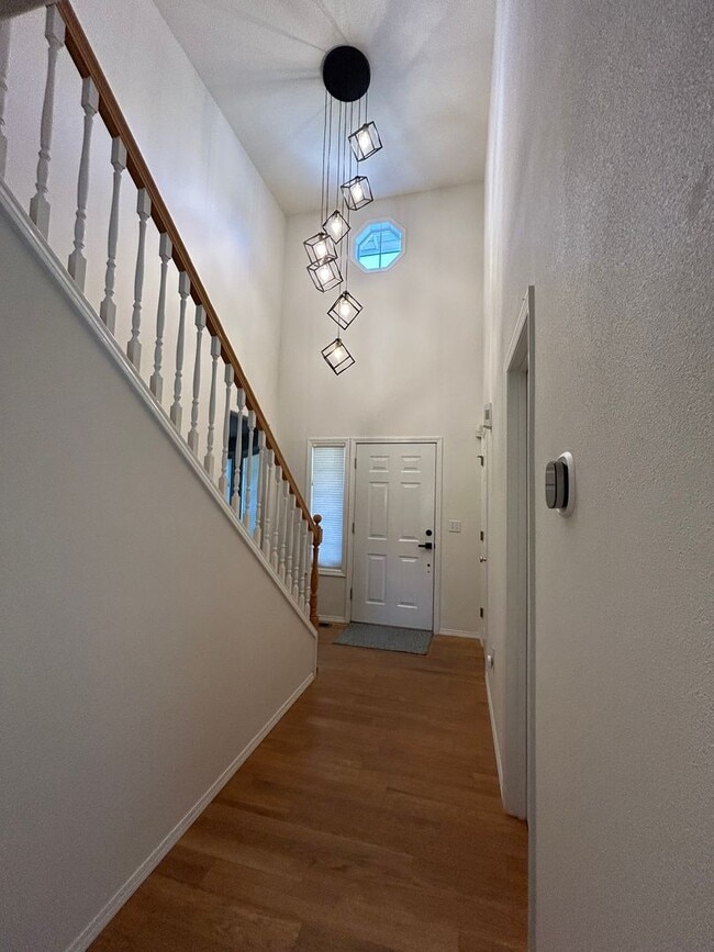Building Photo - AVAILABLE NOW **** Charming 5-Bedroom Home...