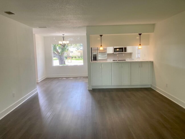 Building Photo - 2 bedroom, 2 bath condo ready to go!