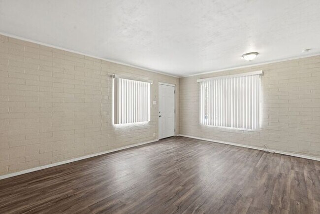 Building Photo - 2520 E Cameron Vista