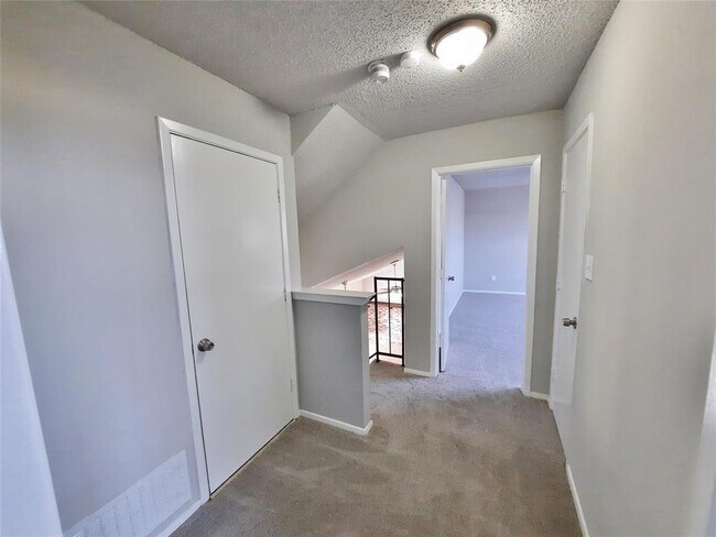 Building Photo - 2646 Winslow Dr