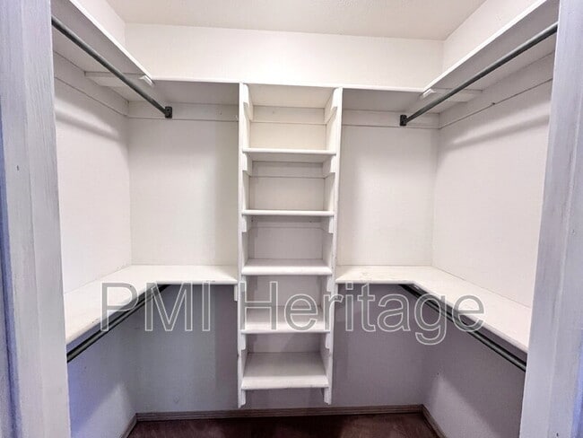 Building Photo - 886 N Daisy Ln