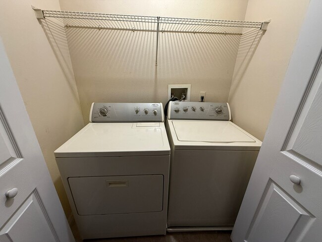 Building Photo - 3/2.5 in Hawthorne Glen - New carpet and p...