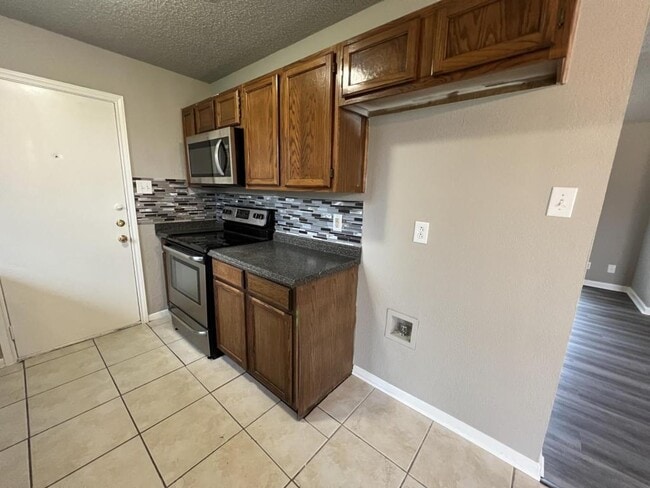 Building Photo - 2111 Caprice Dr