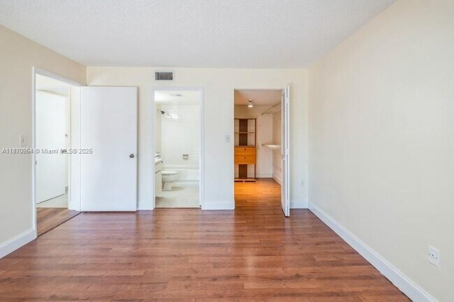 Building Photo - 8860 SW 123rd Ct