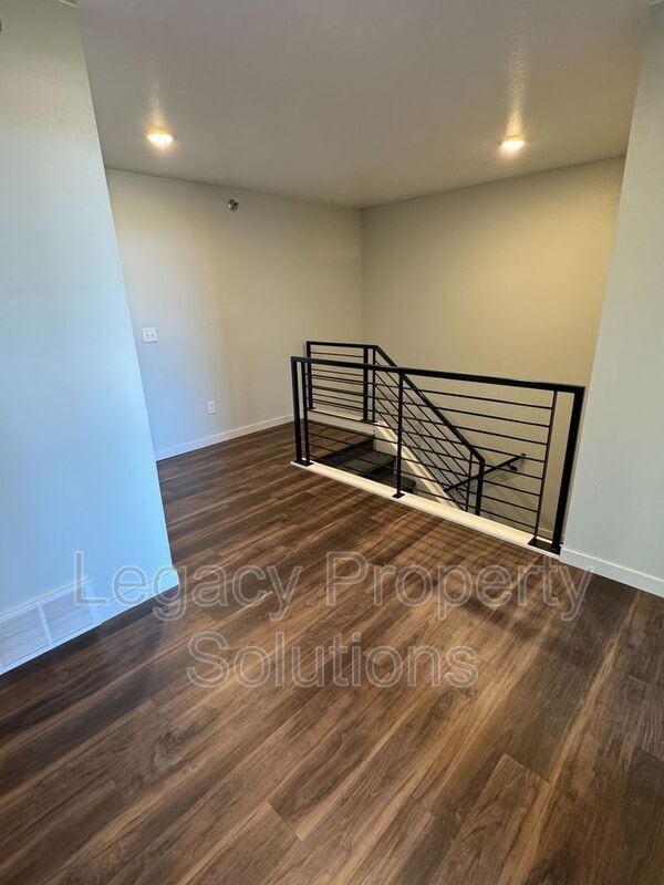 Building Photo - 220 E Greenfield Ln