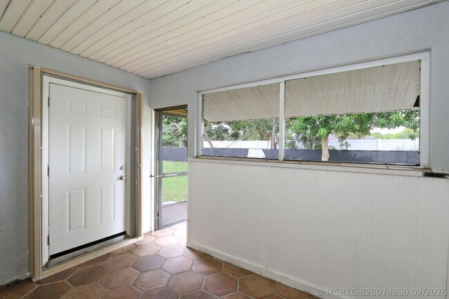 Building Photo - 400 SW Ruffner Ct