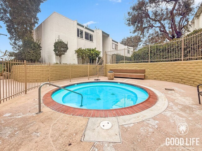 Building Photo - Charming 1B/1BA Condo in Bay Ho w/ Walk-In Closet, Ceiling Fans & New Flooring!