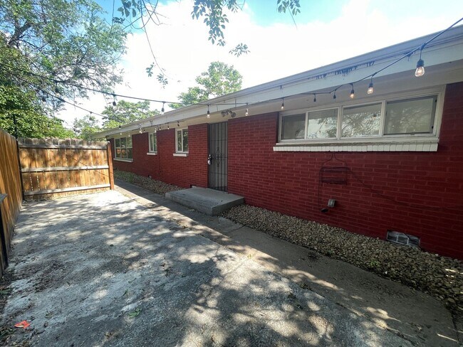 Building Photo - Charming 2 Bed, 1 Bath Duplex in Aurora