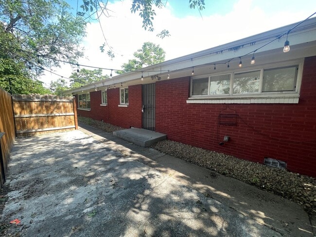 Building Photo - Charming 2 Bedroom, 1 Bathroom Home in Aurora