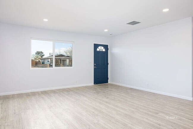 Building Photo - Beautiful fully remodeled 3 bedroom