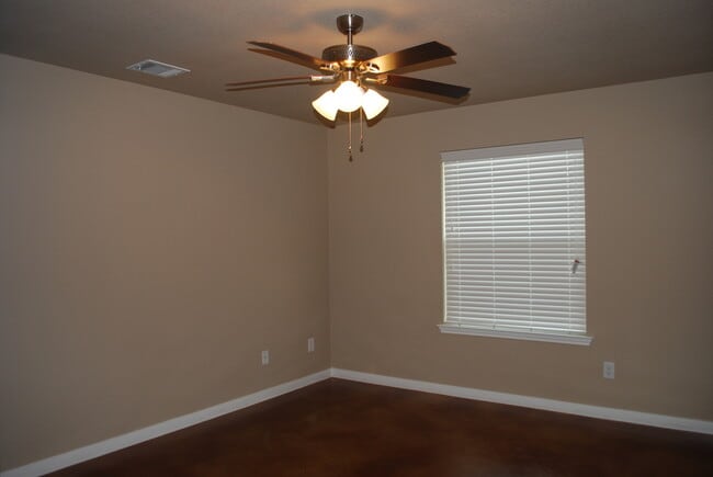 Building Photo - 1512 Dakota Ter