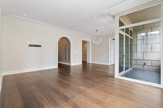 Building Photo - 118 E Erie St