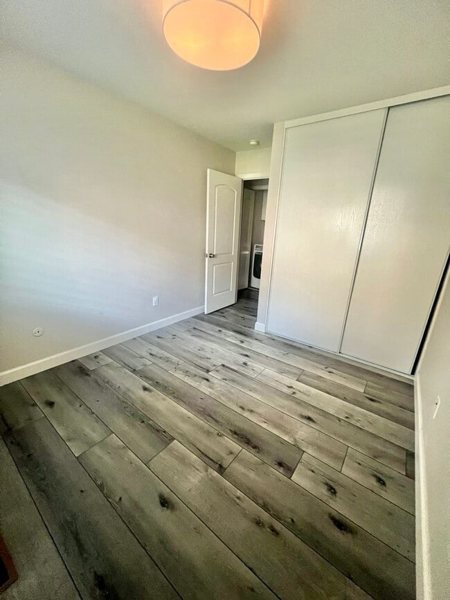Building Photo - 3 Bedroom Townhome near USD!! Parking + La...