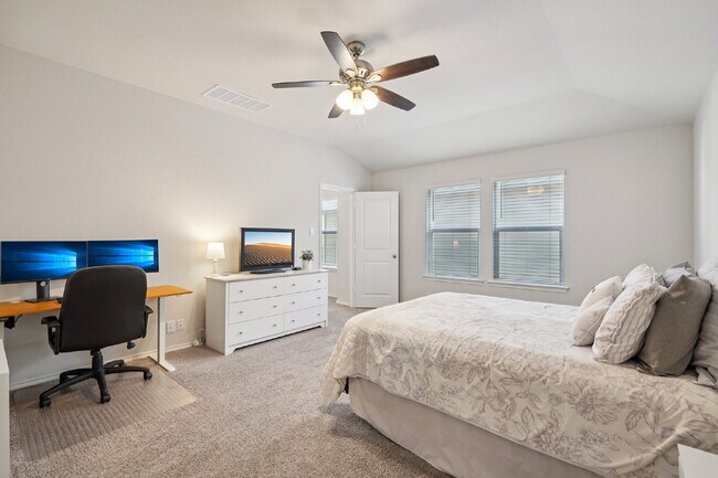Building Photo - "Rent to Own this Charming 3-Bed Oasis with 18 month lease!*"