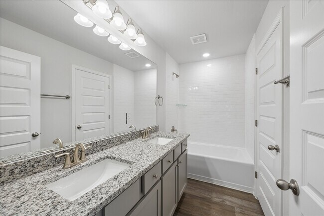 Building Photo - 10 Greenbriar Lp